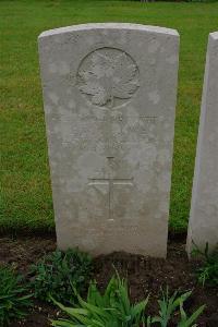 Etaples Military Cemetery - Rowe, F W C